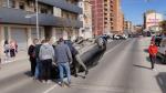 El coche ha quedado volcado en medio de la calzada tras colisionar con otros dos coches aparcados en la avenida de Aragón, en Fraga.