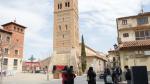 Un grupo de turistas, ayer, ante la torre de San Martín de Teruel
