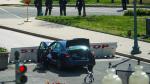 El coche que arrolló a los policías, antes de estrellarse contra un muro