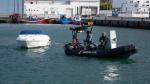 Agentes de la Guardia Civil remolcan la embarcación del padre de Anna y Olivia, las niñas desaparecidas en Tenerife.