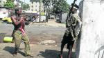 Adolescentes combaten en las calles de Monrovia (Liberia).