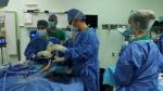 Cirujanos del Servet en una operación de rodilla en el Hospital Militar, en una de las iniciativas para reducir la lista de espera el pasado mes de diciembre.