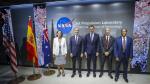 Pedro Sánchez, con ingenieros de la NASA durante su visita