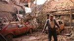 Un hombre ante su casa destruida durante un bombardeo en una localidad croata de la costa adriática