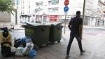 Bolsas de basura amontonadas junto a un contenedor en Boggiero con Santa Inés, este sábado.