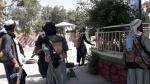 Militantes talibanes patrullan en una ciudad afgana.