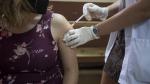 Una mujer embarazada recibe la vacuna contra la covid en Zaragoza.
