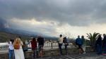 Un grupo de personas observa la erupción del volcán de La Palma desde el mirador de Tajuya.
