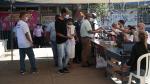 Un grupo de personas se disponen a votar en la junta receptora de votos del colegio Benjamin Zeledón, en Managua.