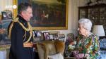 La reina Isabel II junto al general Nick Carter este miércoles.