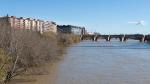 Expectación en Zaragoza ante la crecida extraordinaria del Ebro