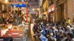 Los niños contemplan en Zaragoza la Cabalgata de Reyes.