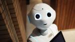 Robot Pepper con una expresión facial entre atenta y curiosa.