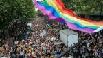 Una multitud asiste a la marcha anual del Orgullo Gay, el 26 de junio de 2021, en París