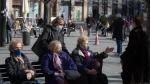 Varias mujeres con mascarilla, ayer en uno de los bancos de la plaza de España de Zaragoza