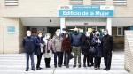 Un grupo de médicos jubilados del Hospital Materno-Infantil, a las puertas de este centro sanitario.