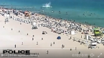El helicóptero, nada más caer al mar en la playa de Miami Beach (Florida).