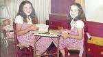 Eva Armisén con su hermana Cristina en Zaragoza, con 8 y 7 años.