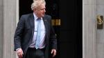 Boris Johnson sale de la residencia 10 Downing Street, 28 de abril en Londres.