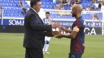 Manolo Torres entrega un obsequio a Mikel Rico en el homenaje que la SD Huesca le brindó en la victoria ante la Real Sociedad B.