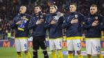 Ratiu, en el centro, cantando el himno de Rumanía con sus compañeros de selección durante un partido.