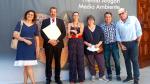 El concejal de Medio Ambiente, Roberto Cacho, ha recogido esta mañana el premio acompañado por varios trabajadores del área de Medio Ambiente del Ayuntamiento de Huesca.
