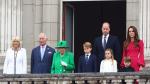 Isabel II, en el balcón del palacio junto a su hijo, su nuera, sus nietos y bisnietos.