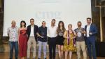 Los premiados posaron tras la entrega de los galardones en el salón de actos de Caja Rural de Aragón.