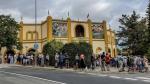 Los aficionados hacen cola ante las taquillas para comprar entradas sueltas de la feria taurina de San Lorenzo.