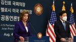 La presidenta de la Cámara de Representantes de Estados Unidos, Nancy Pelosi, con su homólogo surcoreano, Kim Jin-pyo.