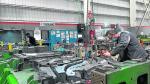 Operarios de Magna, industria proveedora de componentes de automoción, en la fábrica de Pedrola