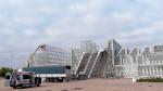 Ya avanza el montaje del escenario principal del Vive Latino Zaragoza frente al Palacio de Congresos de la Expo.