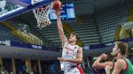 El aragonés Jaime Pradilla entra a canasta en el partido de estreno del Eurobasket