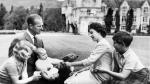 Foto de archivo de Isabel II con su marido y sus hijos
