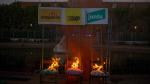 Manifestantes queman tres sillas con las siglas de ERC, CUP y Junts
