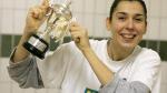 Pilar Valero posa en 2005 con el recuerdo del título de Copa de la Reina que consiguió con el Banco Zaragozano.