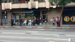 Mujeres esperando en una parada de autobús de Zaragoza.