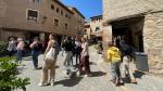 Turistas paseando este domingo por el pueblo de Alquézar.