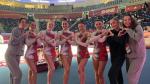 Inés Bergua (primera de las gimnastas por la izquierda), en un calentamiento en Bakú.