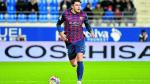 Andrei Ratiu conduce el balón por la banda derecha en un partido de El Alcoraz.