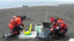 Miembros del Instituto Andaluz de Geofísica instalando una estación sísmica en la Isla Decepción