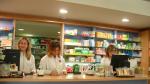 Raquel Ciriza, a la derecha de la imagen, tras el mostrador de su farmacia junto a dos empleadas