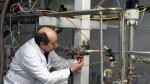 Un inspector de la Organización de Energía Atómica de Irán examina una planta nuclear de Natanz (Irán)
