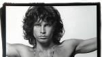 Jim Morrison, el líder del grupo de rock estadounidense The Doors, en una icónica fotografía. Fue tomada por Joel Brodsky en el año 1967.