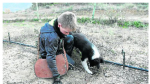 Héctor Vilas, de 10 años, que ya es un apasionado de la trufa, entrena a un perro joven.