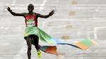El atleta keniata Eliud Kipchoge gana la maratón de Río