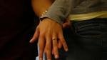 El anillo de boda suele colocarse en el dedo anular de la mano izquierda.