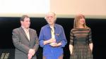 Enrique Campo, Fernando Trueba y Berta Fernández, tras la entrega del premio al cineasta madrileño.