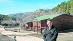 Ricardo Navarro, gerente del complejo de bungalós Cabañas de Javalambre, situado en el corazón de la sierra.