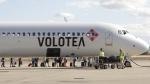 Un avión de Volotea antes de despegar desde el aeropuerto de Zaragoza.
